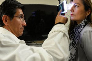 Desarrollan en UNAM dispositivo compacto para diagnóstico de problemas oculares