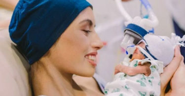 Muere madre tras postergar tratamiento contra el cáncer por privilegiar su embarazo