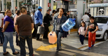 ¿Por qué es peligroso consumir agua en donde se versó gasolina?