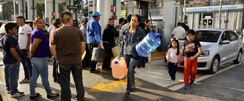¿Por qué es peligroso consumir agua en donde se versó gasolina?