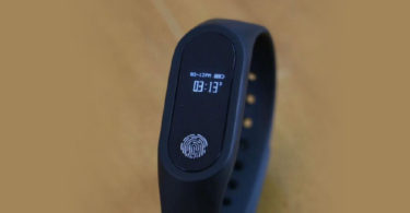 Desarrollan pulsera para monitorear salud de personas adultas