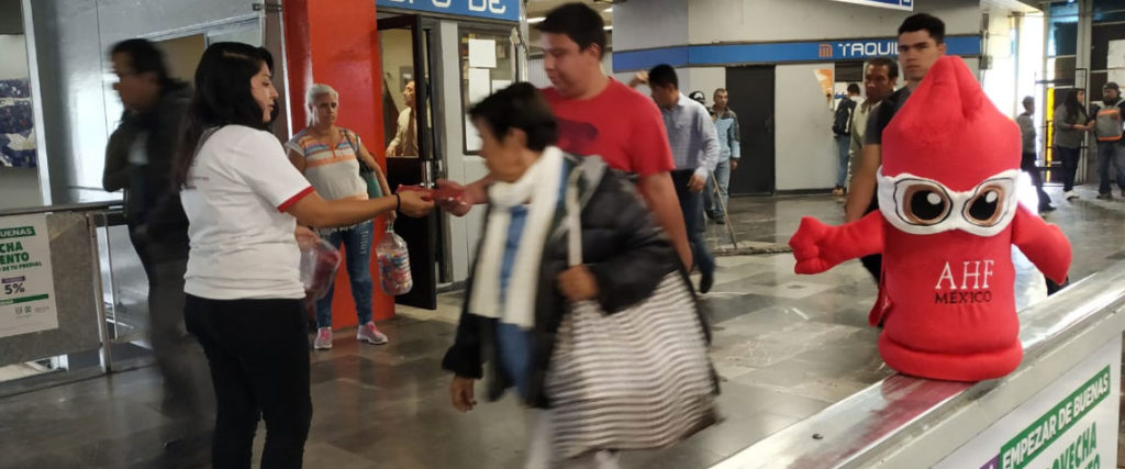 Reparten condones en el Metro