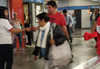 Reparten condones en el Metro