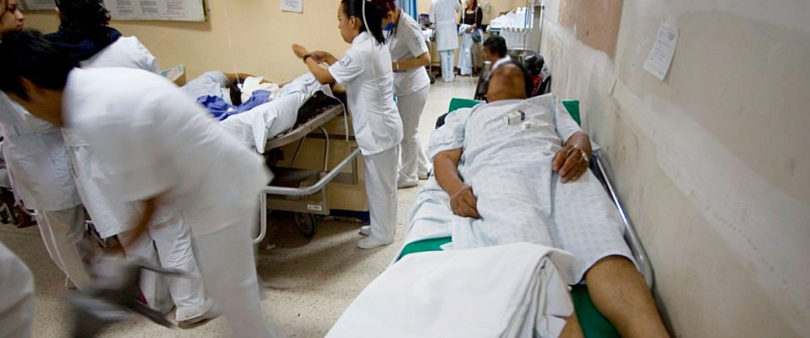 No sólo falta de medicamentos, también falta material de curación