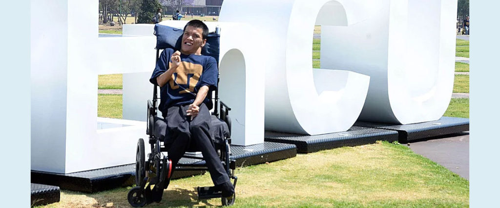 Tiene UNAM primer maestro con discapacidad motriz