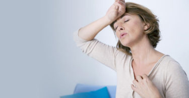 Llegar a la menopausia antes de los 50 años causa complicaciones