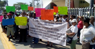 Protestan enfermos renales en Guerrero