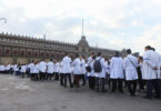 Protestan médicos residentes frente a Palacio Nacional
