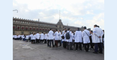 Protestan médicos residentes frente a Palacio Nacional