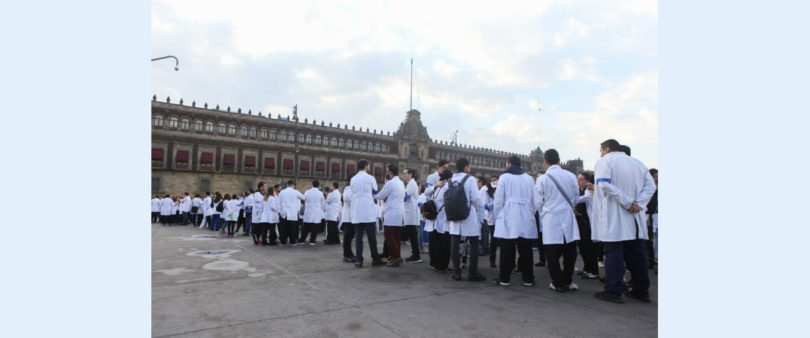 Protestan médicos residentes frente a Palacio Nacional