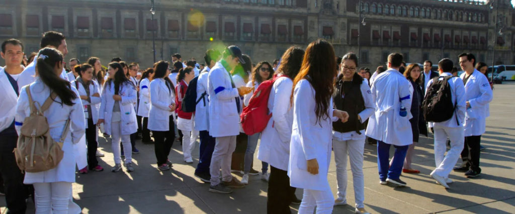 Respaldan directores a médicos residentes