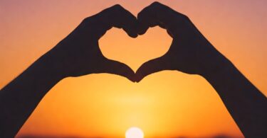 Silueta de corazón manos_GeminiAI
