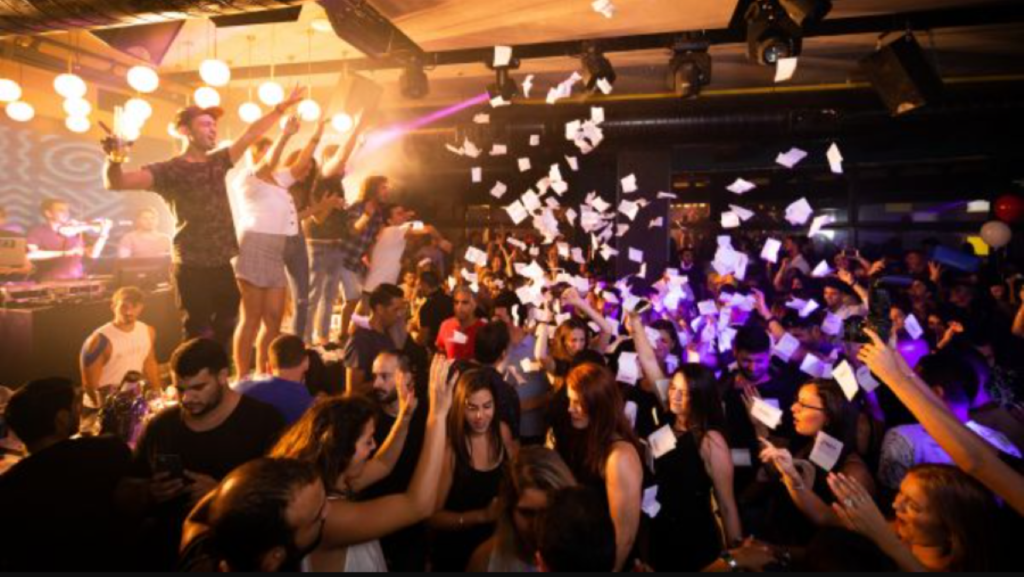 Turismo-de-fiesta_Freepick